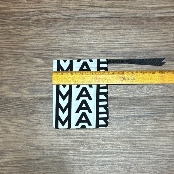 Marc Jacobs Monochrome Graphic Small Pouch - Picture 3 of 4